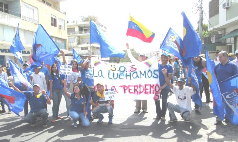 Foto 01- Militantes de la organizacion politica Un Nuevo Tiempo acompañando a su Secretaria General en el municipio Heres Arelis Marin